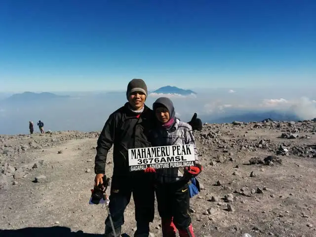 manjat gunung bareng pasangan